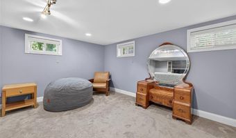 124 Vlasis Dr, Ballwin, MO 63011