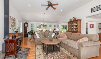 31 Wildwood Dr, Branford, CT 06405