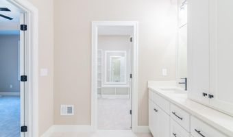 16729 Pinehurst Dr, Basehor, KS 66007