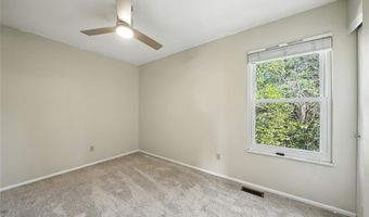 1043 Oakwood Farms Ln, Ballwin, MO 63021