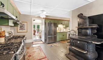 5 Greenhouse Ln, Bradford, NH 03221