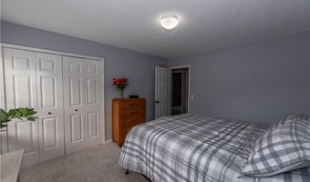 300 Lakeview Cir, Aurora, OH 44202