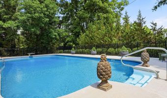 11005 Park Rd, Anchorage, KY 40223