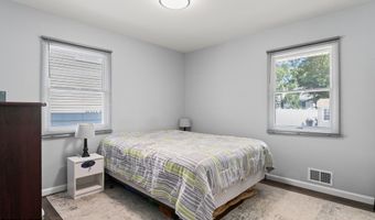 573 Sumner Ave, Belford, NJ 07718