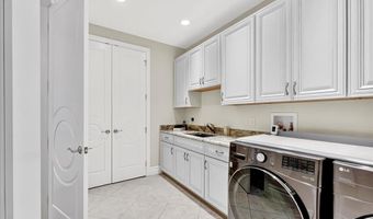 295 Meadowbrook Country Club Est, Ballwin, MO 63011