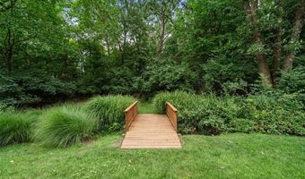 21 Meadowbrook Country Club Est, Ballwin, MO 63011