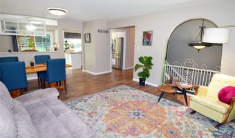 872 Village Brook Ct, Ballwin, MO 63021