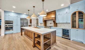 690 Club Dr W, Aurora, OH 44202