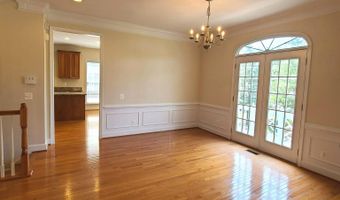 2421 HUNTINGTON PARK Dr, Alexandria, VA 22303