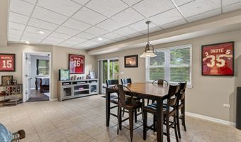 941 Par Dr, Algonquin, IL 60102