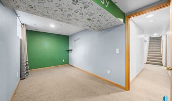 313 S 6th Ave, Brandon, SD 57005