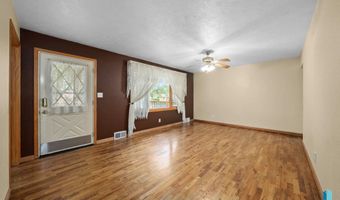 313 S 6th Ave, Brandon, SD 57005
