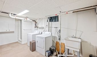 6823 NW Golden Ln, Des Moines, IA 50313