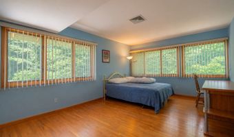 4 High Mountain Trl, Bayonne, NJ 07035