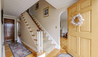 8 Carlson Cir, Boston, MA 02132