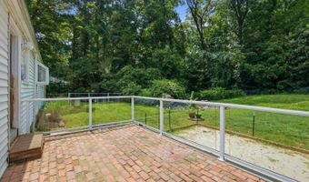 16 Ramblewood Dr, Branford, CT 06405