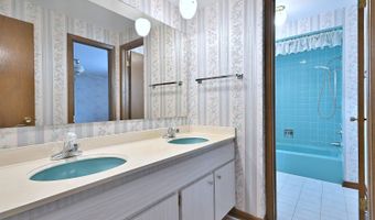 231 N Flora Pkwy, Addison, IL 60101