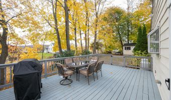 8 Lakeview Rd, Brookfield, CT 06804