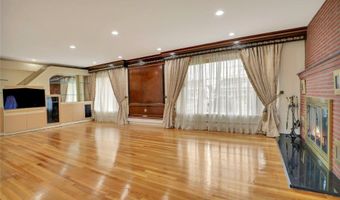 260 Oakridge Ln, Albertson, NY 11507
