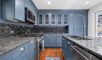 5 Tews Ct, Newport, RI 02840
