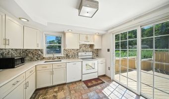 30 Lakeshore Dr, Alloway, NJ 07422