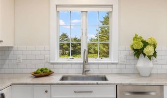 220 Island Dr, Middletown, RI 02842