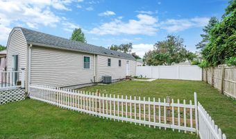 62 Bayside Ave, Amity Harbor, NY 11701