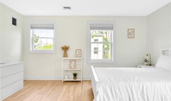 8 Green Acres Dr, Narragansett, RI 02882