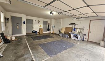 1204 Willow Dr, Aberdeen, SD 57401