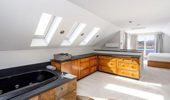 8 Key Ct, Newport, RI 02840