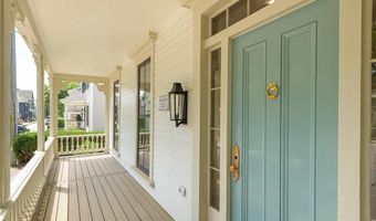 28 Mount Vernon St, Newport, RI 02840