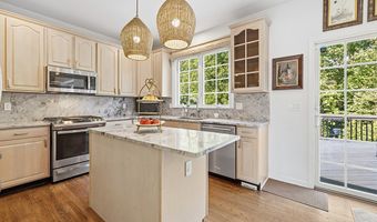 35 Lilac Ln, Danbury, CT 06810