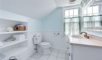 40 Holland St, Newport, RI 02840