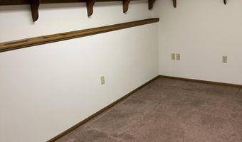 1102 Willow Dr, Aberdeen, SD 57401