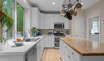 48 Fieldstone Ln, North Kingstown, RI 02874