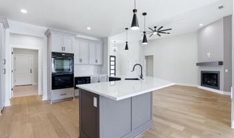 7648 S Shoreline Blvd, Benton, AR 72019