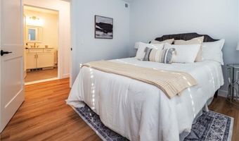 32 Exchange St 103, East Greenwich, RI 02818