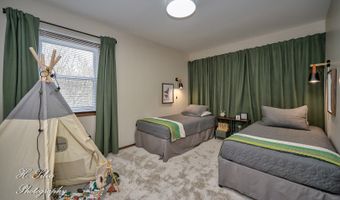 1402 Winaki Trl, Algonquin, IL 60102