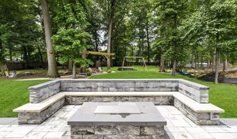 129 Magnolia Ln, Middletown, NJ 07748