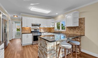 65 Serpentine Dr, Bayville, NJ 08721