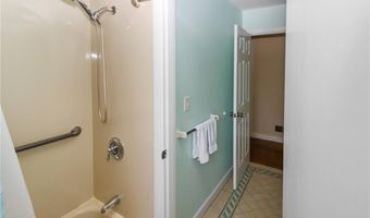 17 Wood Rd, Middletown, RI 02842