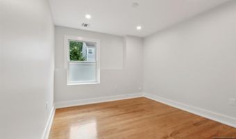 14 Redwood St, Bergenfield, NJ 07621