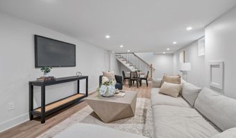 2777 Donna Dr, Columbus, OH 43220