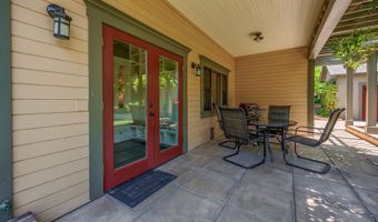 586 B St, Ashland, OR 97520