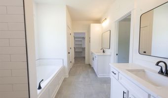 1068 Creekwood Cir, Bauxite, AR 72011
