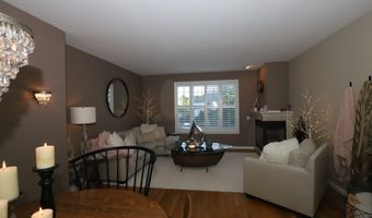 70 Woodcrest Ln 70, Danbury, CT 06810
