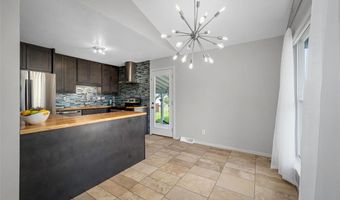 236 Hillcrest Blvd, Ballwin, MO 63021