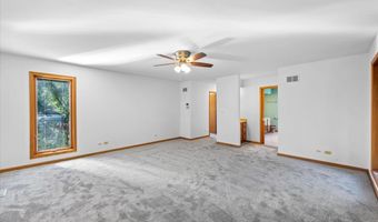 322 W Dowell Rd, McHenry, IL 60051