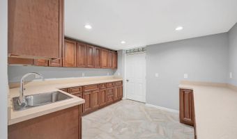 5516 Raceview Ave, Cincinnati, OH 45248