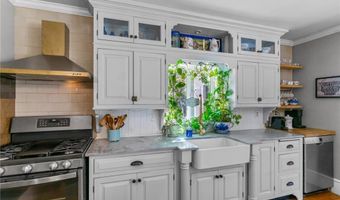 1220 Hope St, Bristol, RI 02809